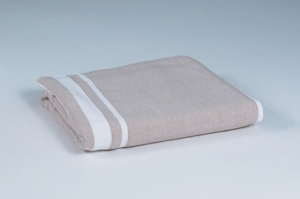 Fouta à rayures pour la piscine et la plage - sable