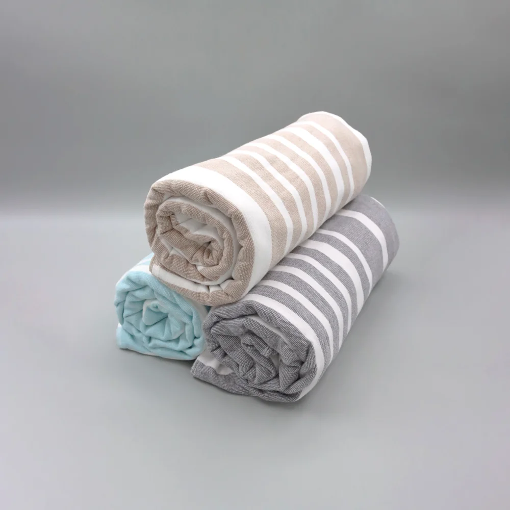 Fouta à rayures pour la piscine et la plage - sable